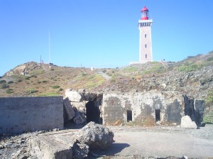 Impressionant assentament artiller amb el far darrere.