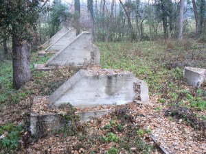 Bases d'un dels hangars de Sant Julià de Vilatorta.