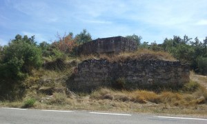 Fortificació a peu de carretera d'Espluga Calba.
