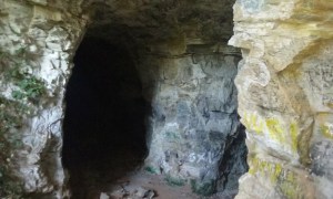 Accés al Polvorí de Vallirana, enrunat.