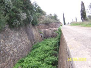 Fossat de Sant Julià de Ramis, actualment en obres, veiem que la caponera amb fuselleria cobreix el fossat.