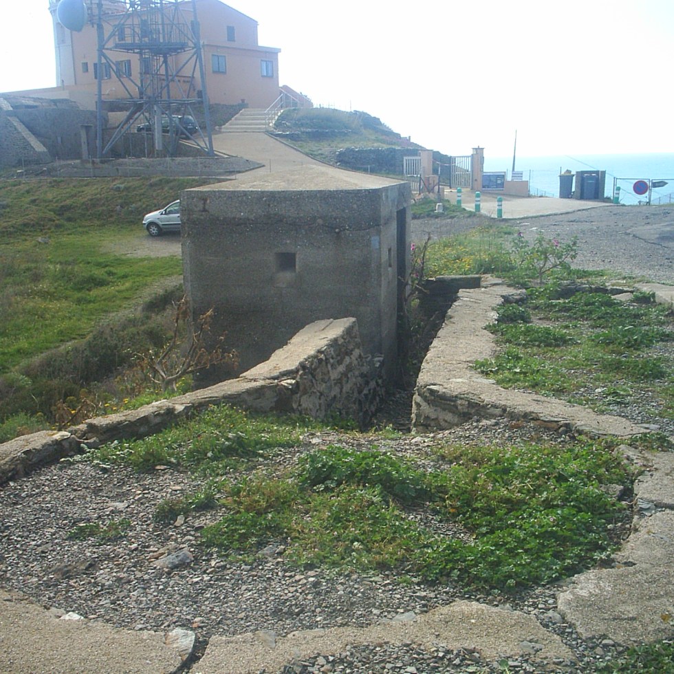 Garita de guardia amb la seva trinxera, al fons la bateria en casamata.