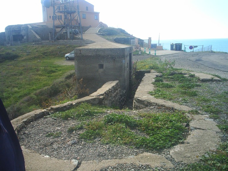 Garita de guardia amb la seva trinxera, al fons la bateria en casamata.