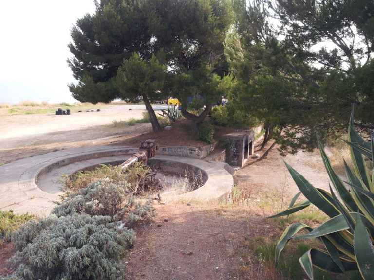 Emplaçament de canó abans de ser restaurat.