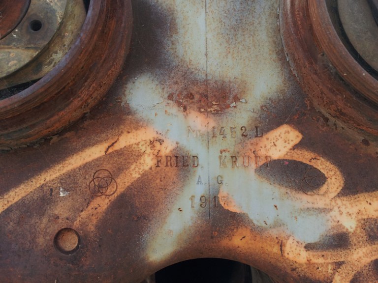 Es diu que aquests vells canons KRUPP de 150 mm venen d'antics submarins.