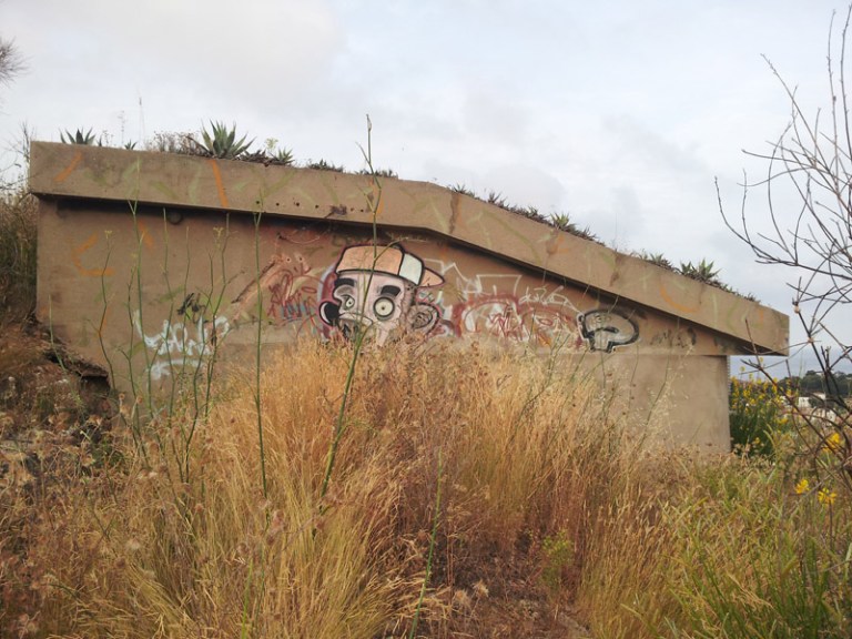 Separada de la zona de foc per evitar que el foc dels seus canons li tapi la visió. Servia per donar les instruccions de tir a les peces artilleres.