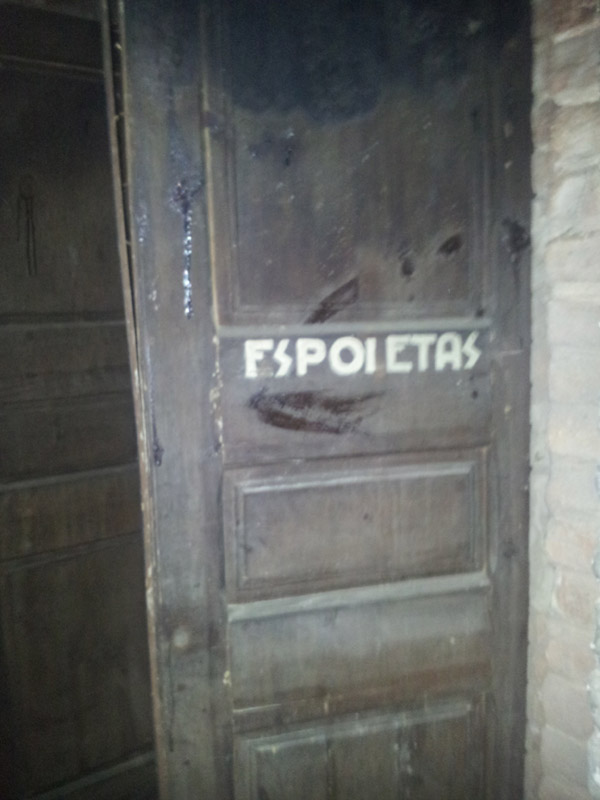 Portes de nou inaccessibles, a l'espera que puguin ser tractades amb el respecte que mereixen.