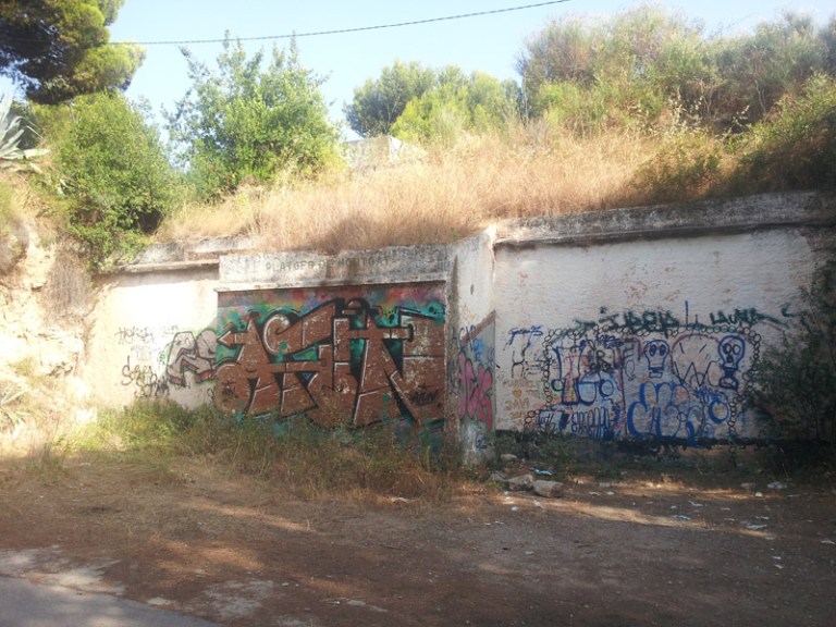 Accés avui tapiat, esperem que en un futur sigui visitable.