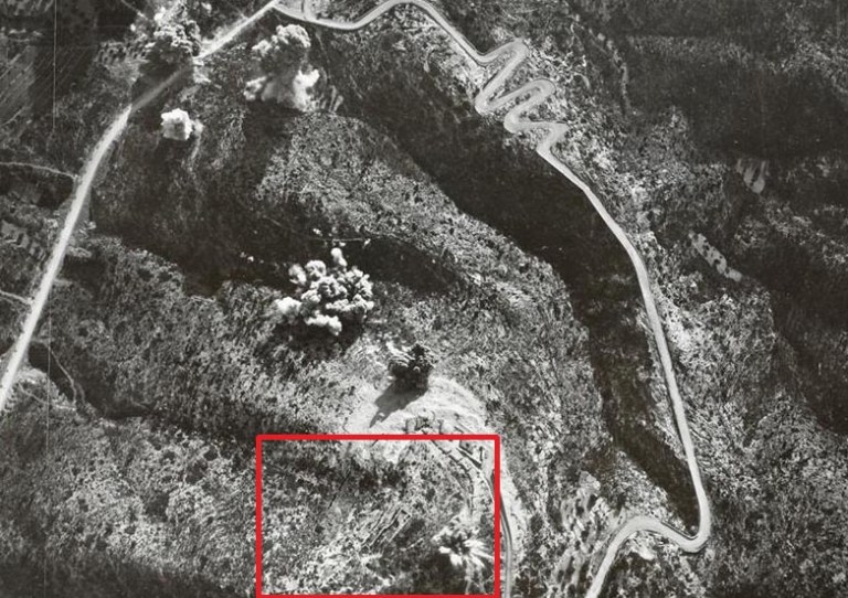 Bombardeig italià a Coll de Balaguer, dins el recuadre apreciem la silueta del Fort de Sant Felip.