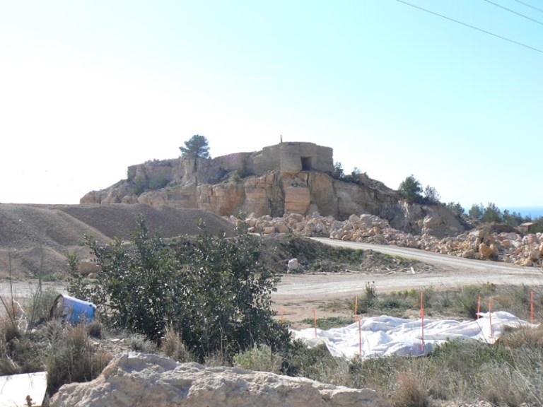 Part posterior de la gran bateria de Guerra Civil, utilitzada com oficines de l'empresa.