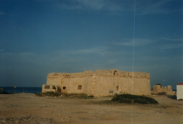 La caseta dels Carabiners a la dreta, no sabria determinar l'any de la foto.
