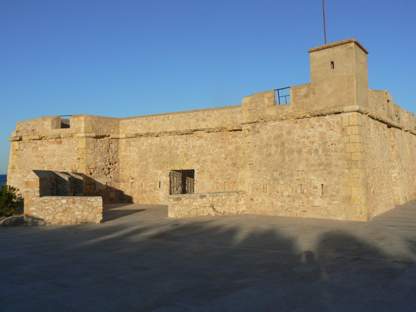 Accés del Fort de Sant Jordi d'Alfama.