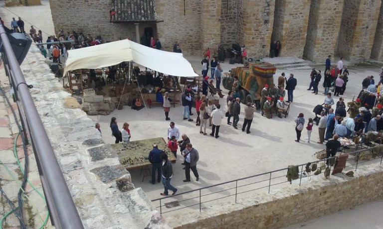 Panoramica del Museu Viu, veiem la maqueta, la botiga col.lectivitzada, el blindat i les parades.