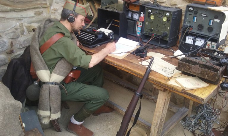 Emissora de radio recreada fins l'ultim detall.