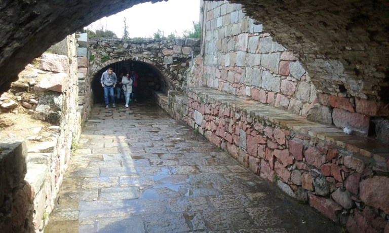 Poc més que aquestes voltes sense sostre i algunes marques de trets us recordarán el setge.