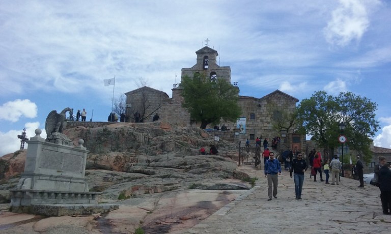 Santuari de la Virgen de la Cabeza, espectacular edificació que regna sobre un paratge de gran belleza.