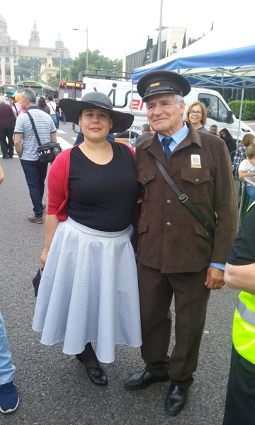 Passatger dels anys 50 i conductor. Els dos mostren la seva roba amb orgull.