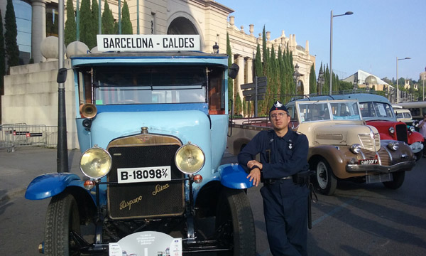 Un pas atrevit, portar l'uniformitat de la Guardia d'Assalt dels anys 30, mai saps com reaccionarà la gent davant un uniforme policial.