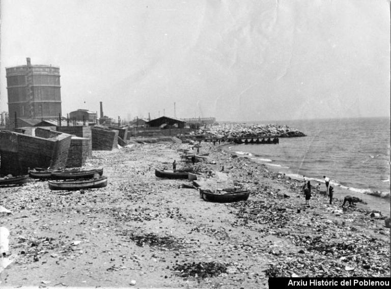 Foto de 1965 de l'Arxiu Históric de Poblenou, atribuint-se aquests murs a la bateria. Picant damunt anireu al seu lloc web. 